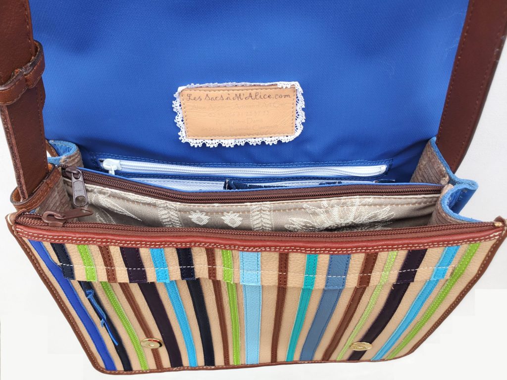 Les Sacs à M'Alice.A.A.Besace rayé bleu bordé marron, 30x24x12 cm, détail doublure
