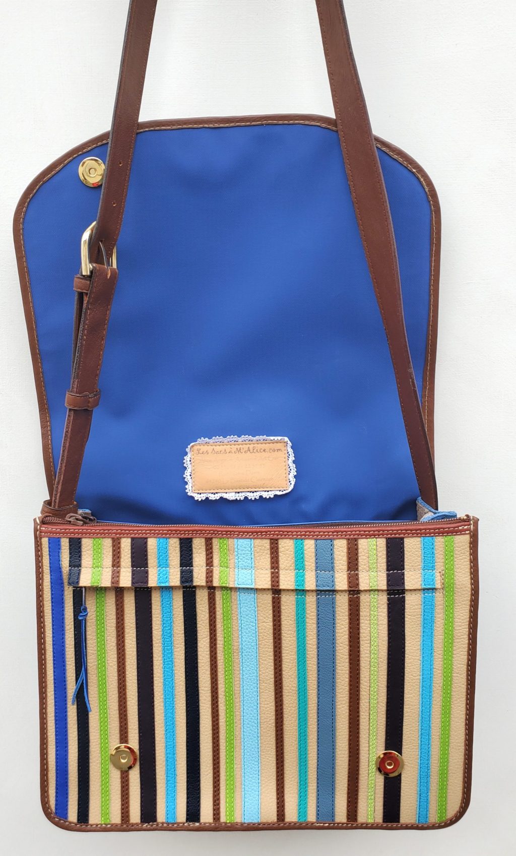Les Sacs à M'Alice.A.A.Besace rayé bleu bordé marron, 30x24x12 cm, devant ouvert