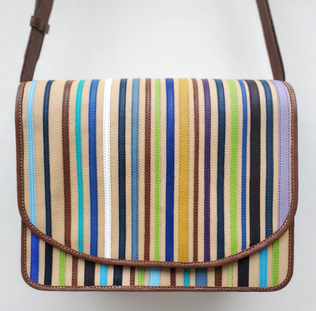 Les Sacs à M'Alice.A.A.Besace rayé bleu bordé marron, 30x24x12 cm, devant
