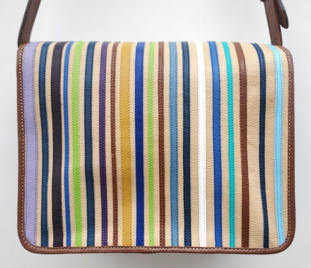 Les Sacs à M'Alice.A.A.Besace rayé bleu bordé marron, 30x24x12 cm, dos